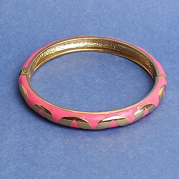 Abstract Geo Leaf Pattern Pink Enamel Hinge Bangle Skinny Bracelet Gold Tone - Picture 5 of 5